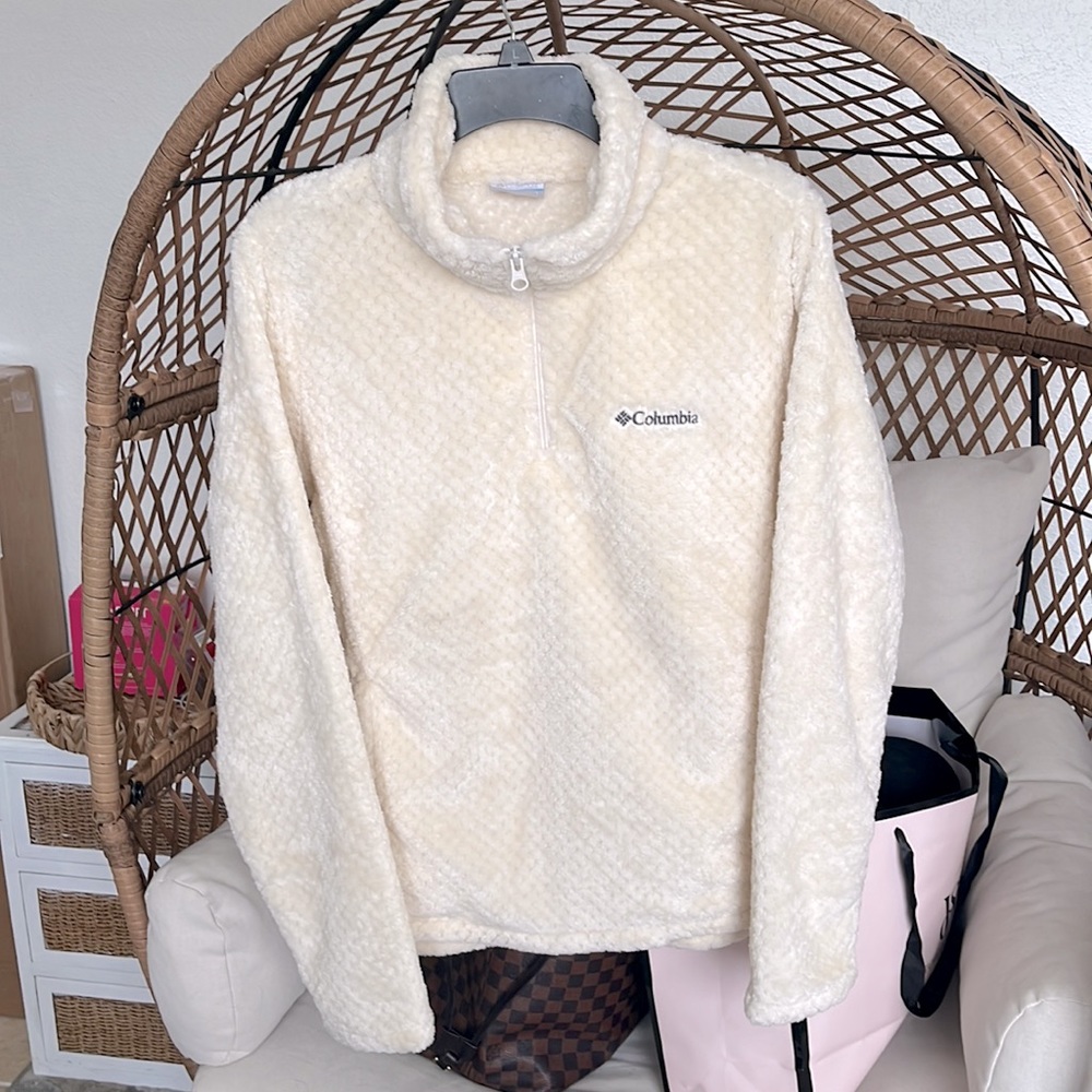 •Columbia pull over jacket•